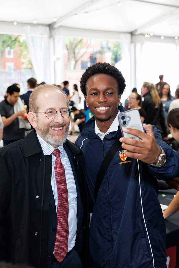 Alan Garber taking a selfie with a student