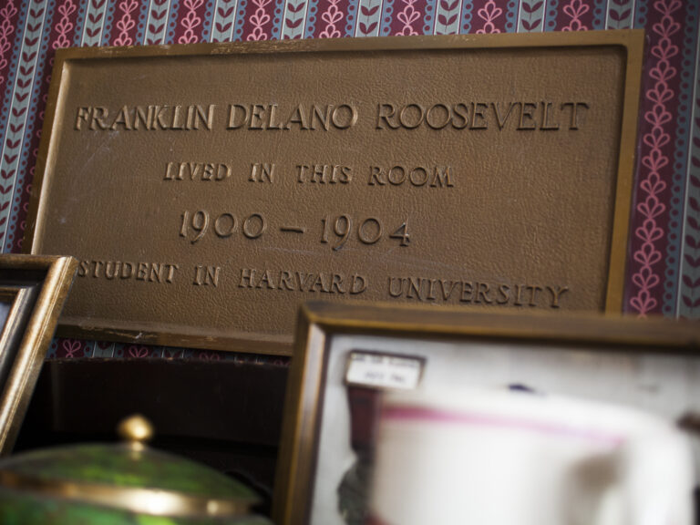 A plaque that says that FDR lived in the room