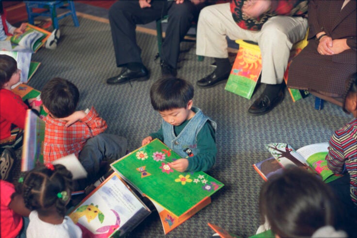 Lawrence H. Summers reads to kids