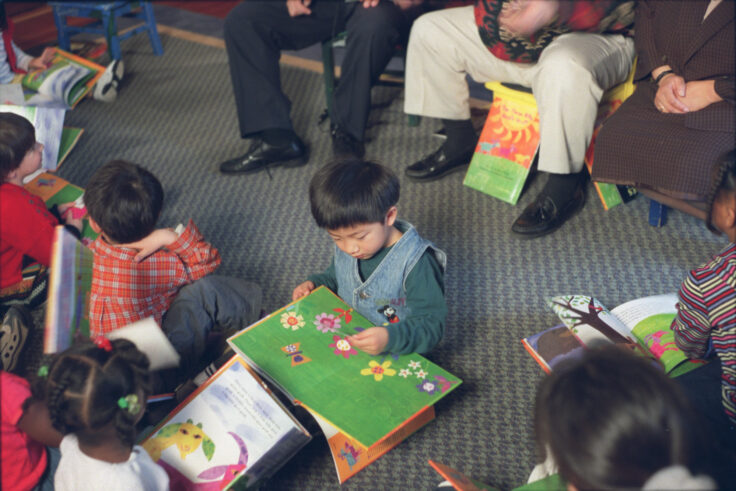 Lawrence H. Summers reads to kids