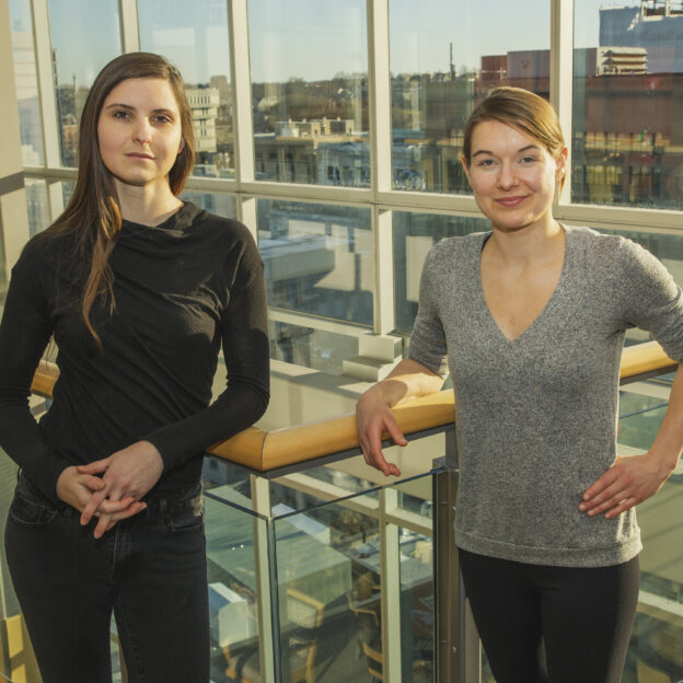 两位科学家在玻璃建筑