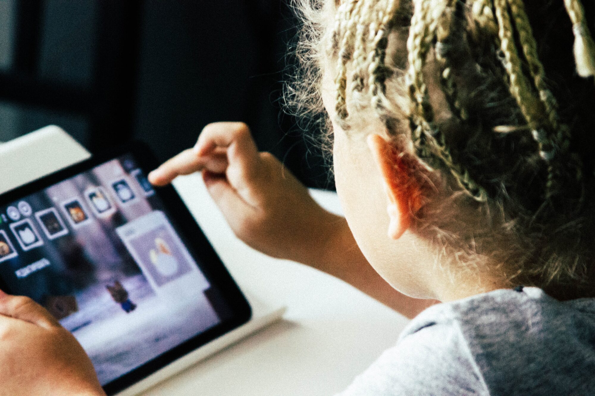 A child using an ipad