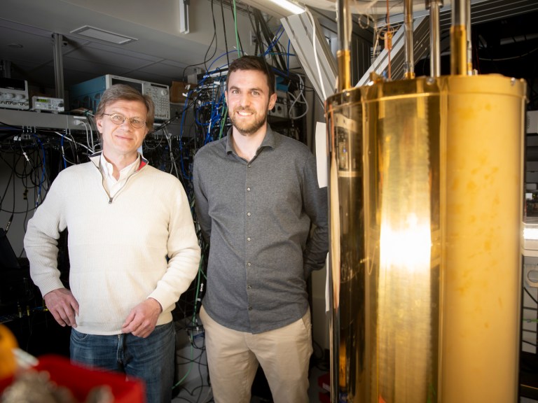 Mikhail Lukin and Can Knaut next to a quantum computer